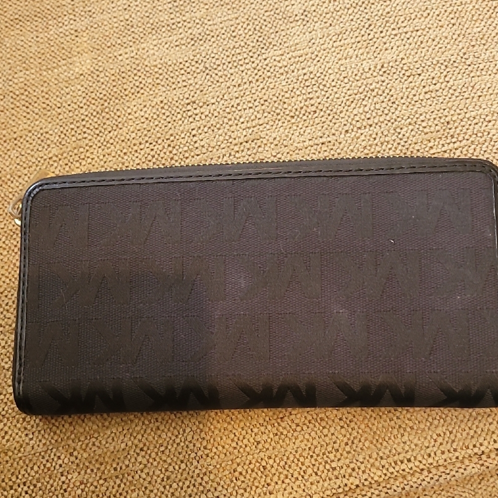 Michael Kors Dark Wallet with Gold Plate - Picture 5 of 5